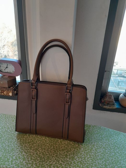 Vendo Mala de Senhora muito bonita como nova