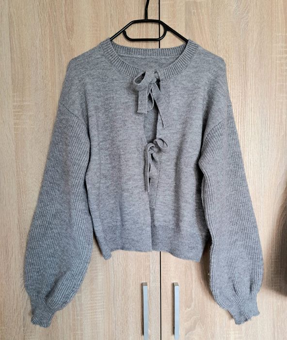 Sweter wiązany kokardki balonowe rękawy