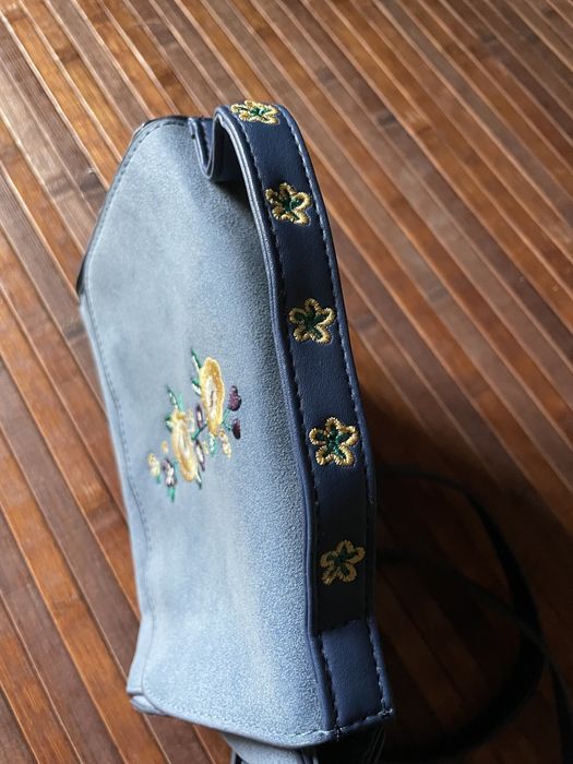 Malinha para criança com alsa e bordados (otimo estado)