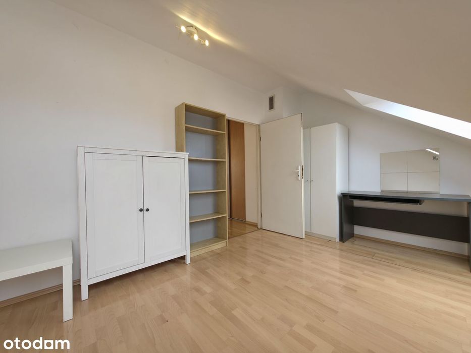 5 lub 6 pokoi, 2 łazienki z WC, 2 poziomy, balkon, schowek, garaż