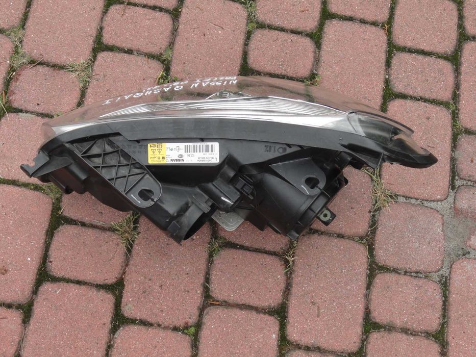 Nissan Qashqai Reflektor prawy Xenon+H7  09-13