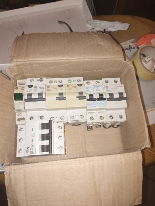 Bezpieczniki Wyłączniki nadpradowe itp automaty trójfazowe