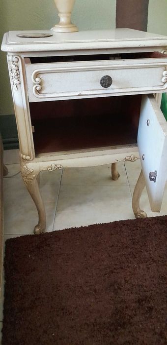 Mesa de cabeceira antiga