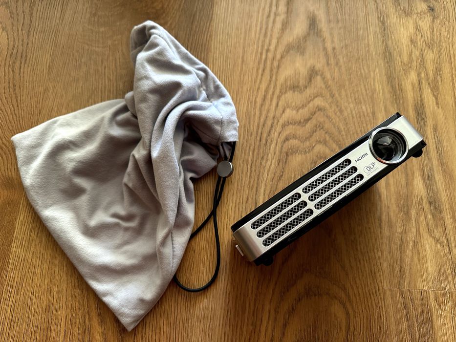 Videoprojetor portátil QUMI