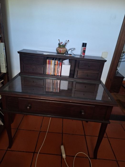 Escrivaninha em bom estado. 0,60x1,20m