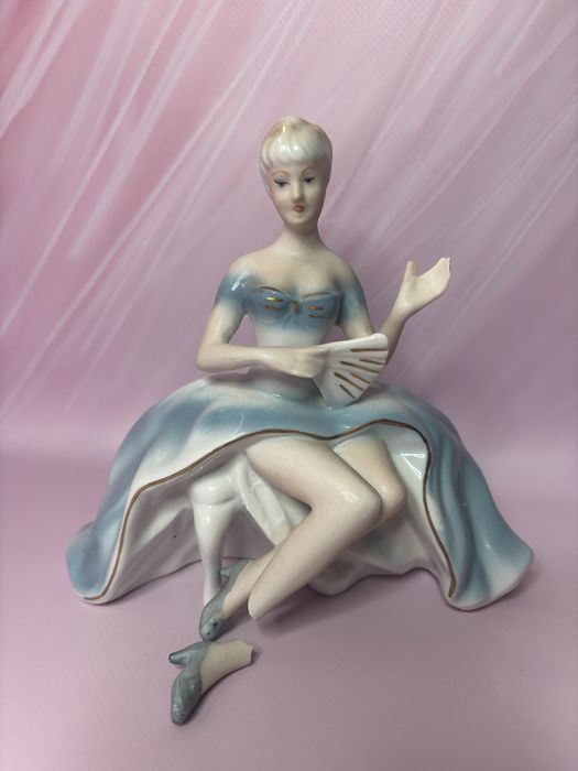 Порцелянова статуетка дама з віялом Romania
