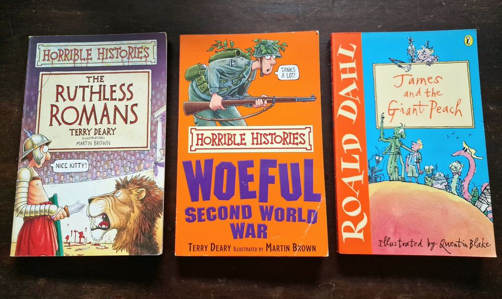 3 Livros em Inglês - 2 "Horrible Histories" e 1 "Roald Dahl"