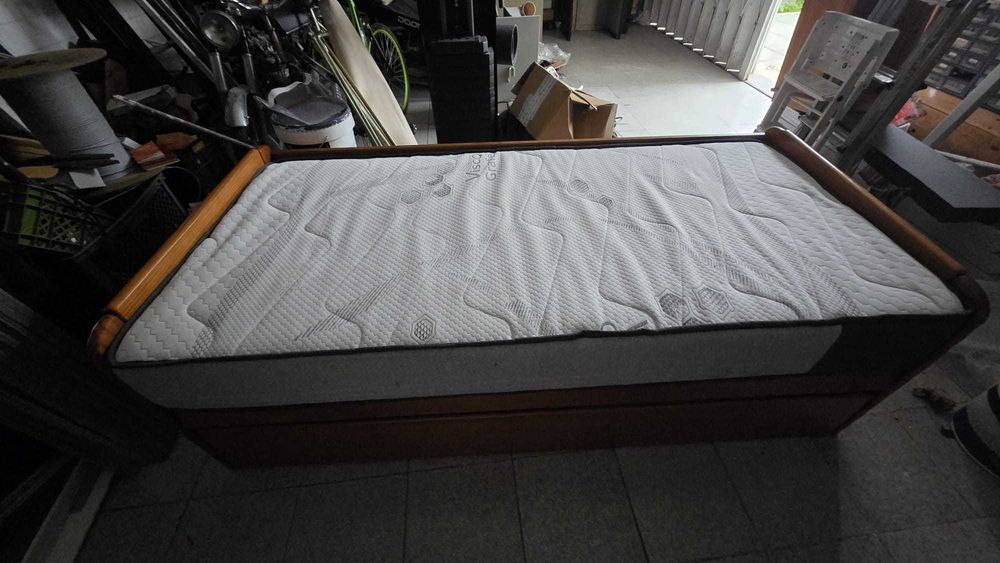 Cama gavetão em madeira + 2 colchões