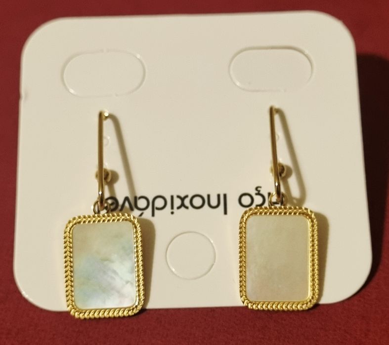 Brincos dourados, em aço, com madrepérola retangular.