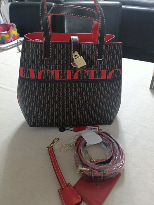 Mala em castanho e vermelho