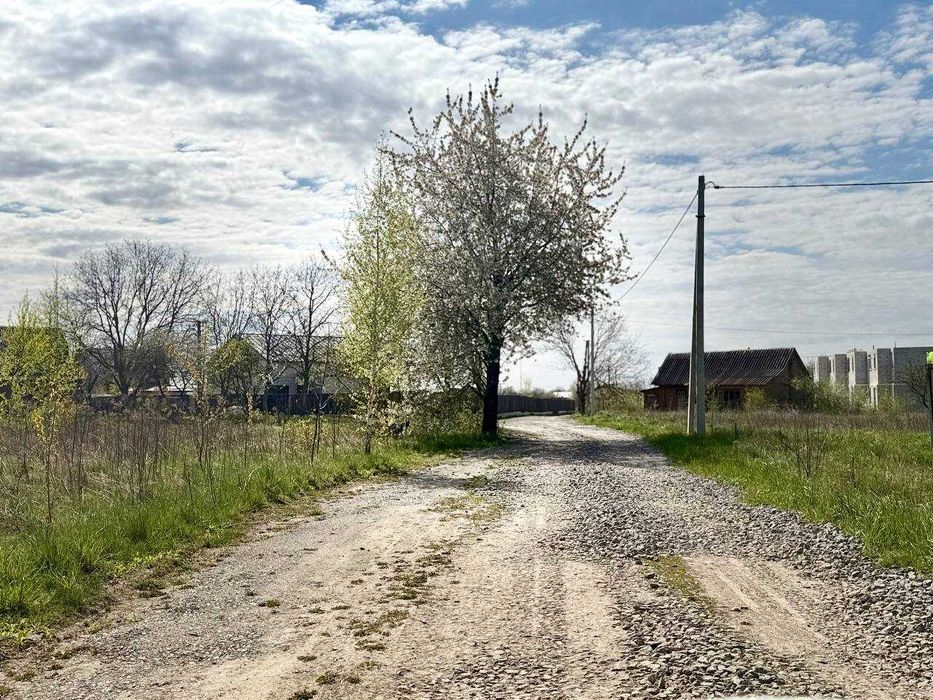 Продам земельну ділянку під житлову забудову в с.Парпурівці 7811