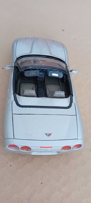 Carro modelo Burago Chevrolet Corvette 1997 escala 1:18  cor prata