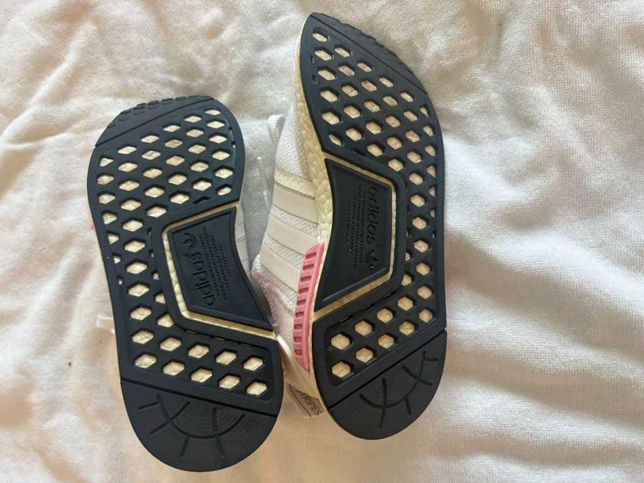ténis Adidas NMD_R1, em malha branca com detalhes em rosa. fr 36