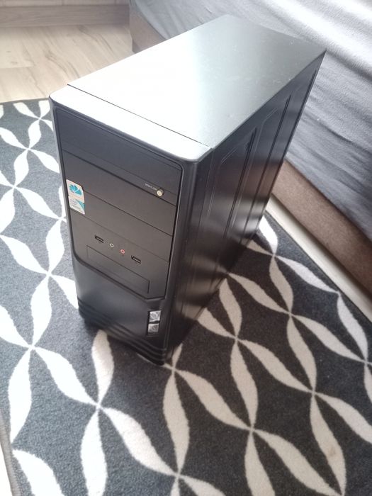 Komputer 4x2.3 GHz 1gb karta graficzna 4gb ram 500gb
