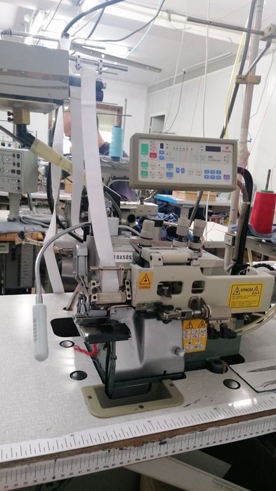 Máquina de inserir elástico