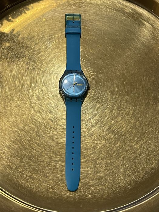 Relógio Swatch Original – Azul com Calendário e Ponteiros Amarelos