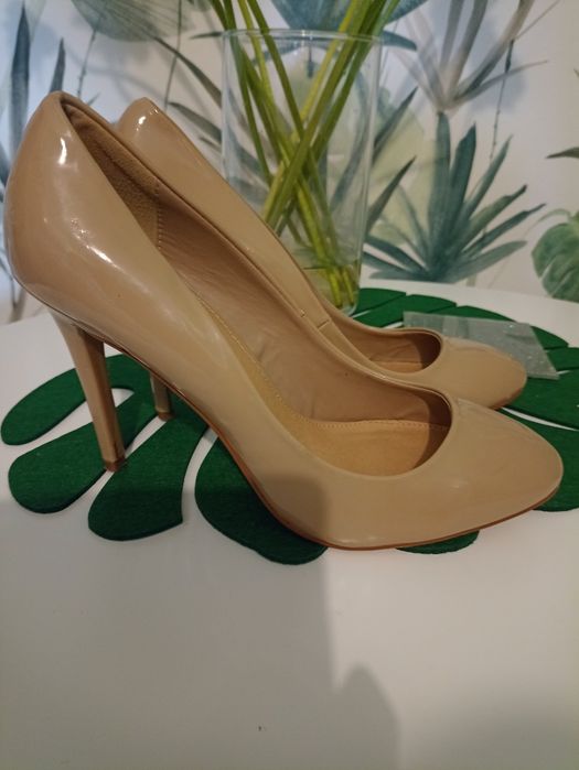 Beżowe szpilki lakierowane 39
