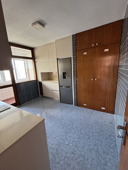 T2 Prelada com excelente localizaçao, estacionamento e ensolarado. Zona residencial calma, com jardins e parque infantil. Excelentes acessos.
