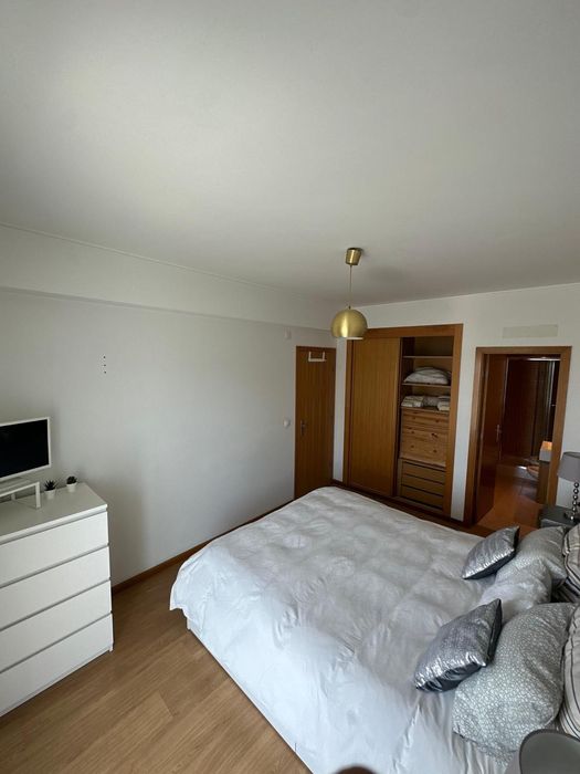 Quarto com casa de banho, varanda vista mar, em condomínio com piscina