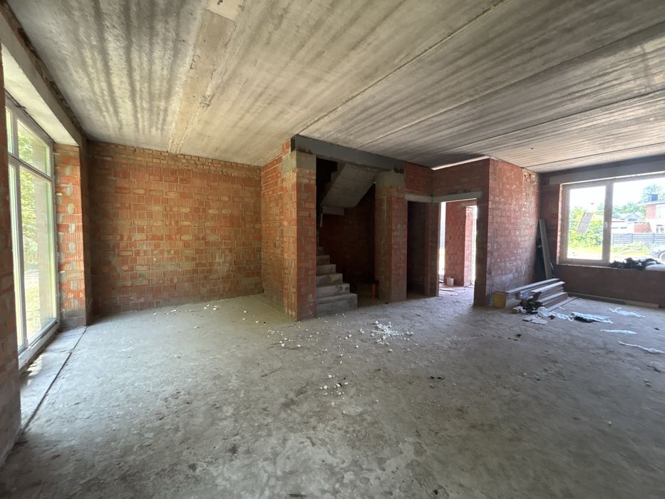 Просторий і стильний будинок у сучасному котеджному містечку