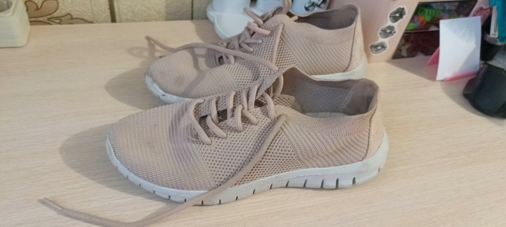 Літні легенький кросівки 37.р із замшевим задніком