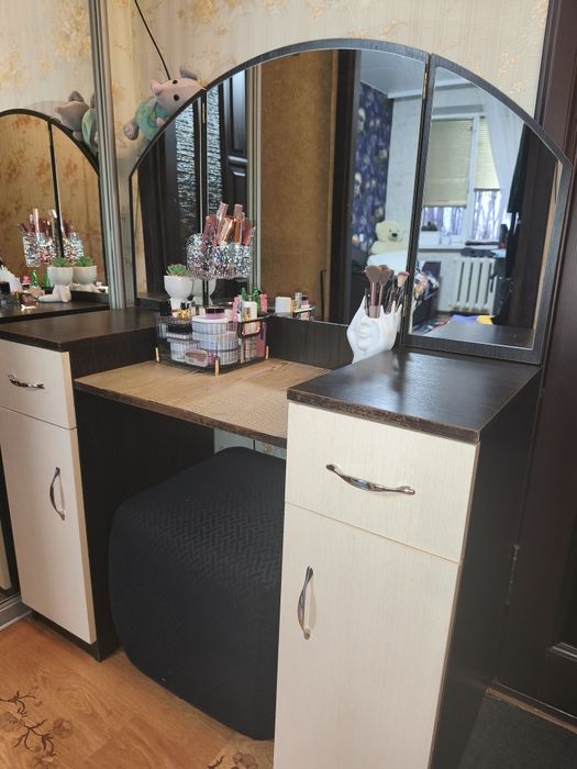 Продам Трюмо з пуфом