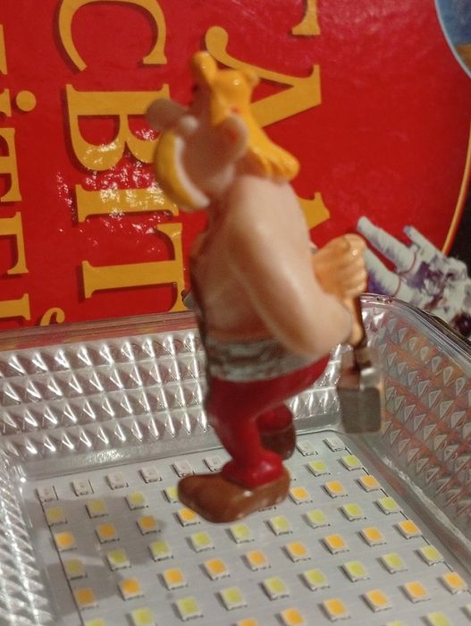 Кіндер фігурки Астерікса та Обелікса, випущені за ліцензією  2013