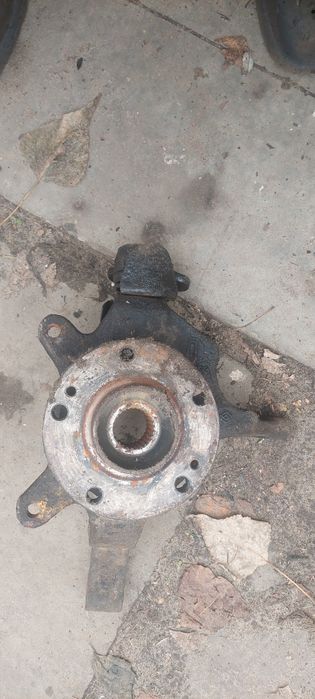 Поворотний кулак правий цапфа рено лагуна 2 reno laguna 2