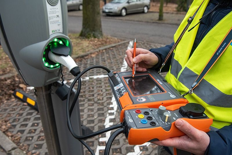 Stacja ładowania samochodu elektrycznego – montaż, pomiary UDT