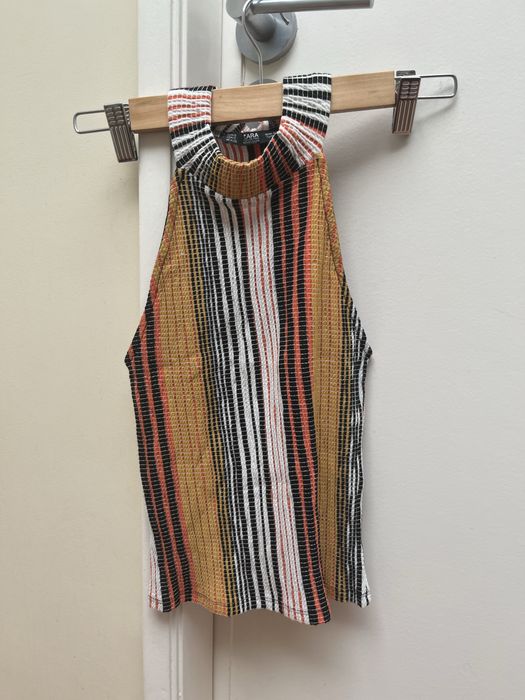 Top de diversas cores da Zara