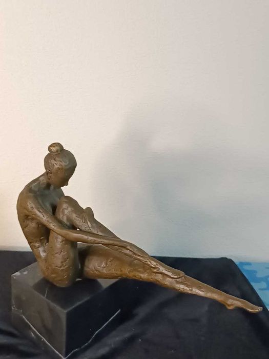 Бронза статуетка скульптура модерн гимпастка девушка женщина мрамор