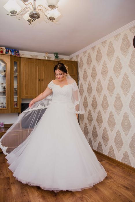 Продам весільну сукню