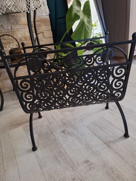 Metalowy stojak na gazety lub na drewno