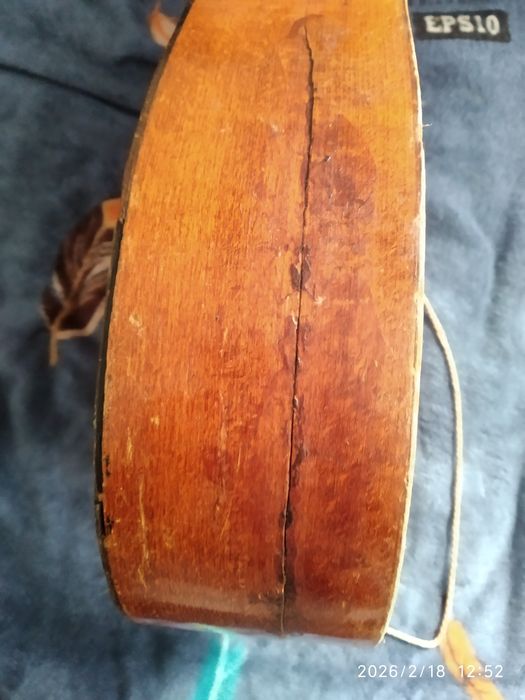 Гитара на 6 струн.