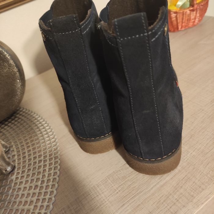 Sprzedam nowe buty ze skóry zamszowej