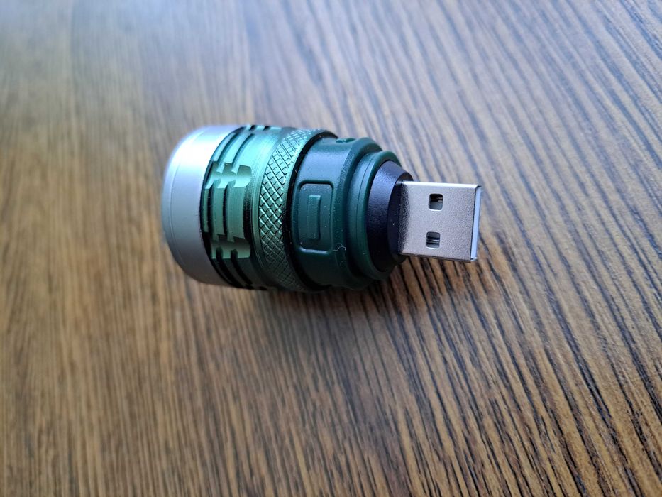 Міні-портативний USB-ліхтарик.