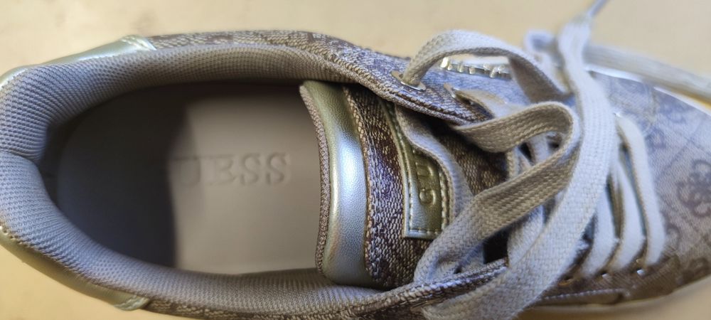 Продам  кожаные красовки Guess