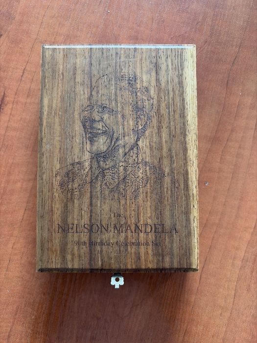 2x moedas Nelson Mandela 90th aniversario.