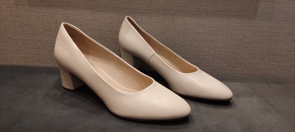 Beżowe na obcasie rozmiar 44