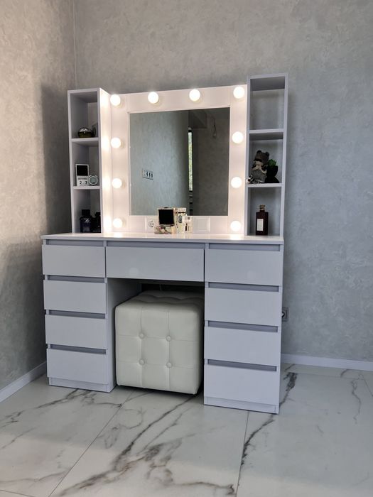 Багатофункціональний столик з дзеркалом та підсвіткою,.