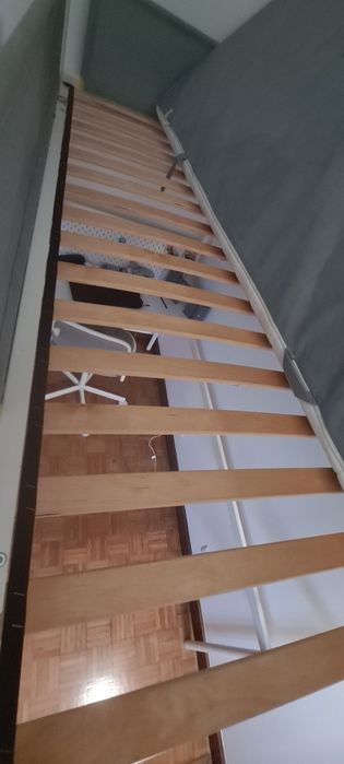 Excelente cama Ikea em altura de 207 x 90 com colchão e escrivaninha