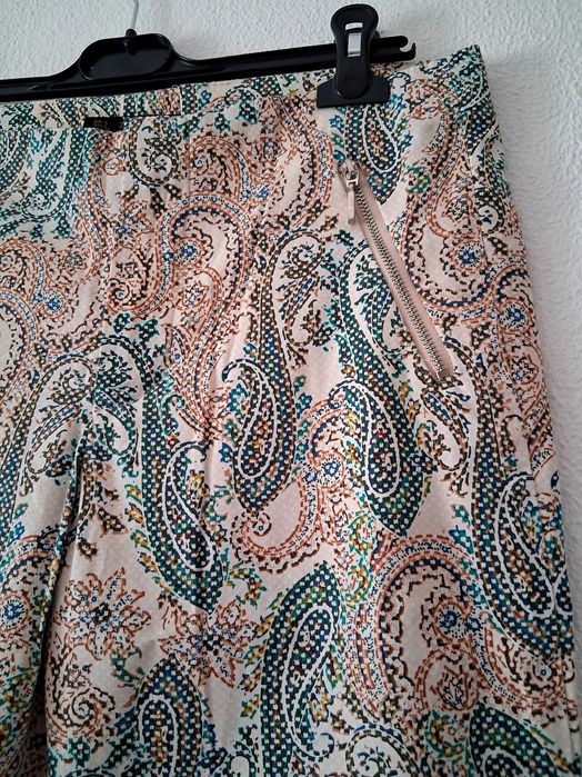 Calça e blusa Zara.
