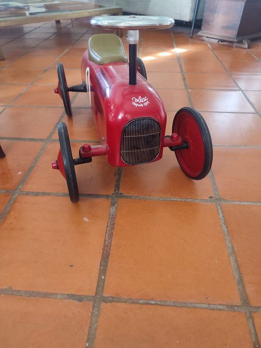 Carro vintage vermelho Vilac