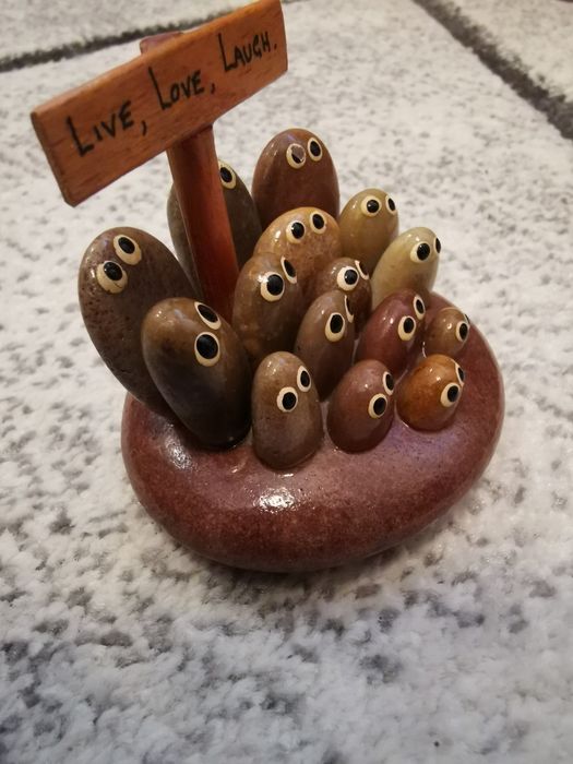 Figurka  kamienna ,, oczy"