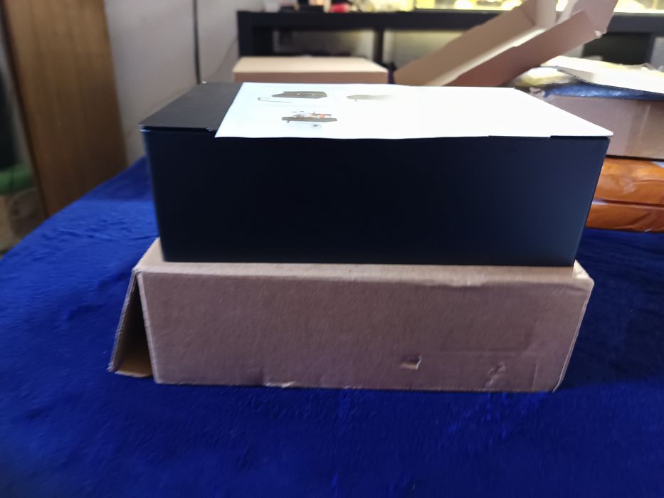 suporte de papel higiénico de aço inoxidável preto com prateleira de armazenamento e dispensador de toalhetes, montável na parede.