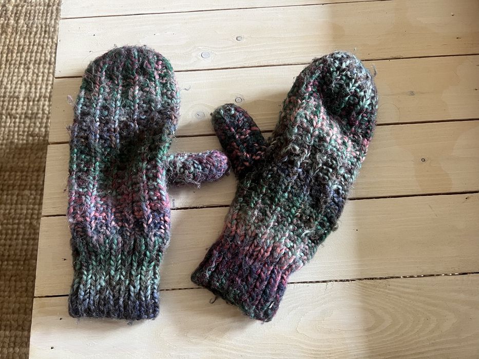 Rękawiczki jednopalczaste ocieplane w środku.