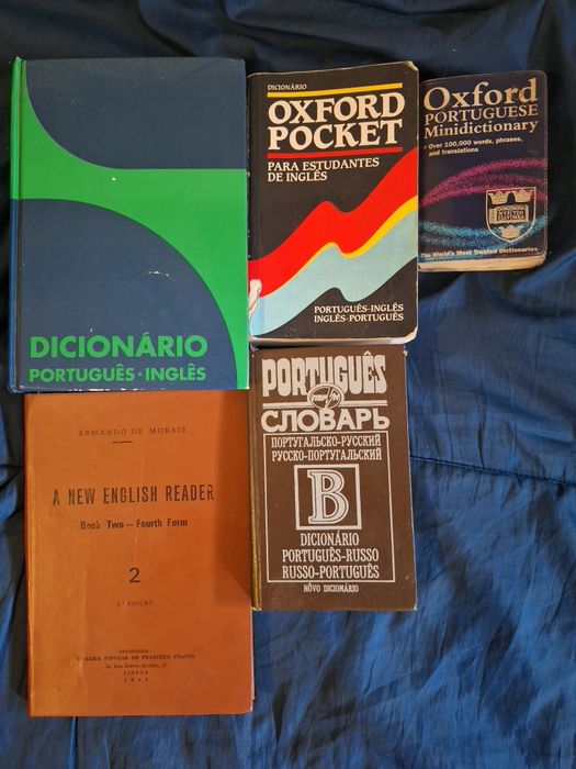 Três Dicionário inglês/português  e um português/russo  e um livro de Armando de Morais "A new english reader" de 1965