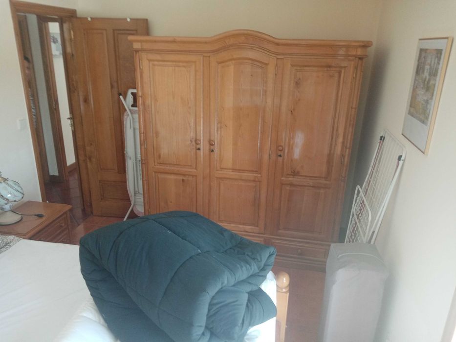 cama e guarda fatos