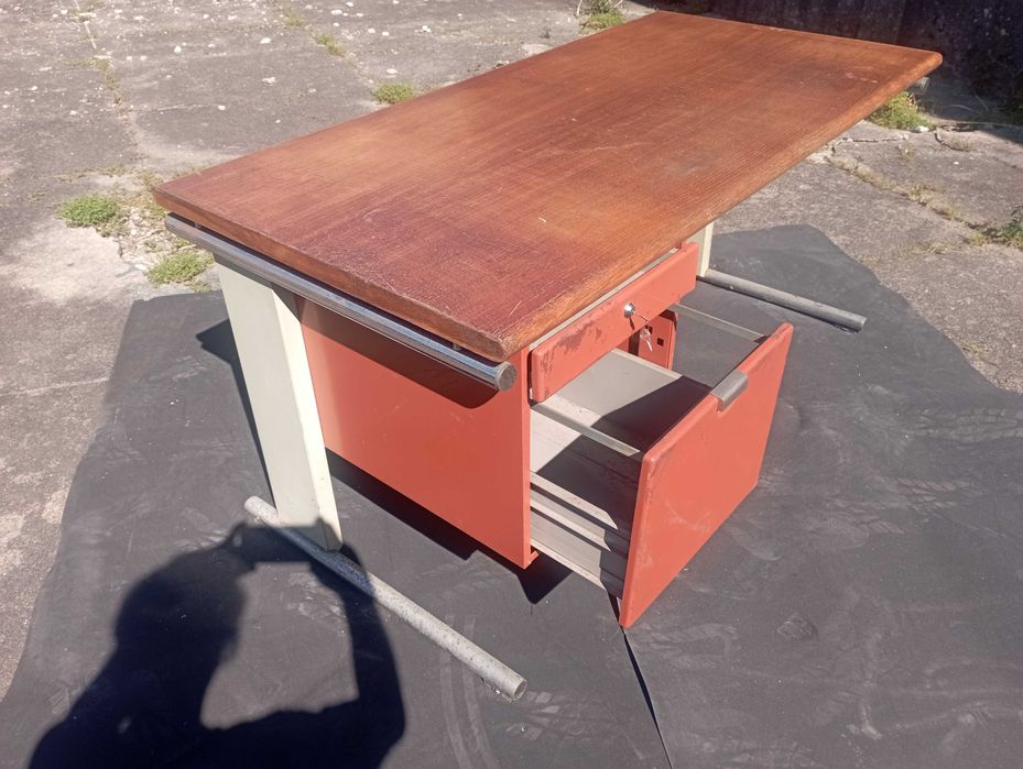 2 Secretárias 150x75 cm tampo madeira corpo metálico gavetas e chave