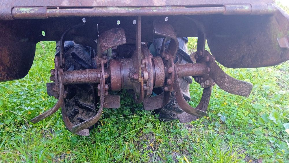 Trator moto-cultivador 14 cv.